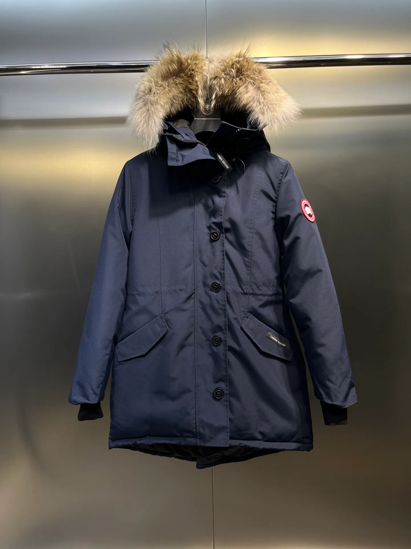 P860 Canada goose/Canada Goose 05 model 2580LA CANADA GOOSE/Canada Goose Rossclair parka women's down jacket, authentic original clothing molding, all accessories are custom-made from the original factory. This model is very unique. The zipper at the back can be opened to change into a dovetail style, with diagonal pockets and a layer of hidden pockets underneath. The official website has become a popular model. The softness and hardness of the fabric are compared with the genuine ones. It can be restored by kneading at will (fabric misunderstanding: fabrics with high hardness are not waterproof. Only those who buy the latest genuine version this year will notice the softness and comfort of the fabrics). The down is synchronized with the genuine white duck down. It is fluffy and not lumpy. The electronically controlled down charging machine is used to fill the zippers with customized genuine YKK zippers. High hardness and no lag. The fur collar is purchased from the same manufacturer as Wolf Hair. (Cooperative factory 2019 Canadian wolf skin auction and Big Goose official auction of wolf skin fur collars on the same site) All workmanship and wiring are controlled by workers with more than ten years of service. They must be horizontal and vertical, and are not crooked. The density of the inner wiring is more exquisite. Compare at will. Big goose label, collar label, washed label, hang tag, zipper rope, pocket label, back label, collar velvet, Velcro fasteners, all details of the cuffs are updated simultaneously with the original product, the best version, and the most complete color matching. The fighter in World 05 battles various world goods. Size: XS-XL